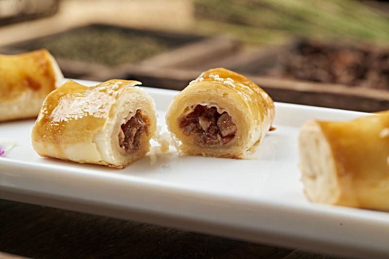 港式茶餐烘焙酥皮牛肉卷