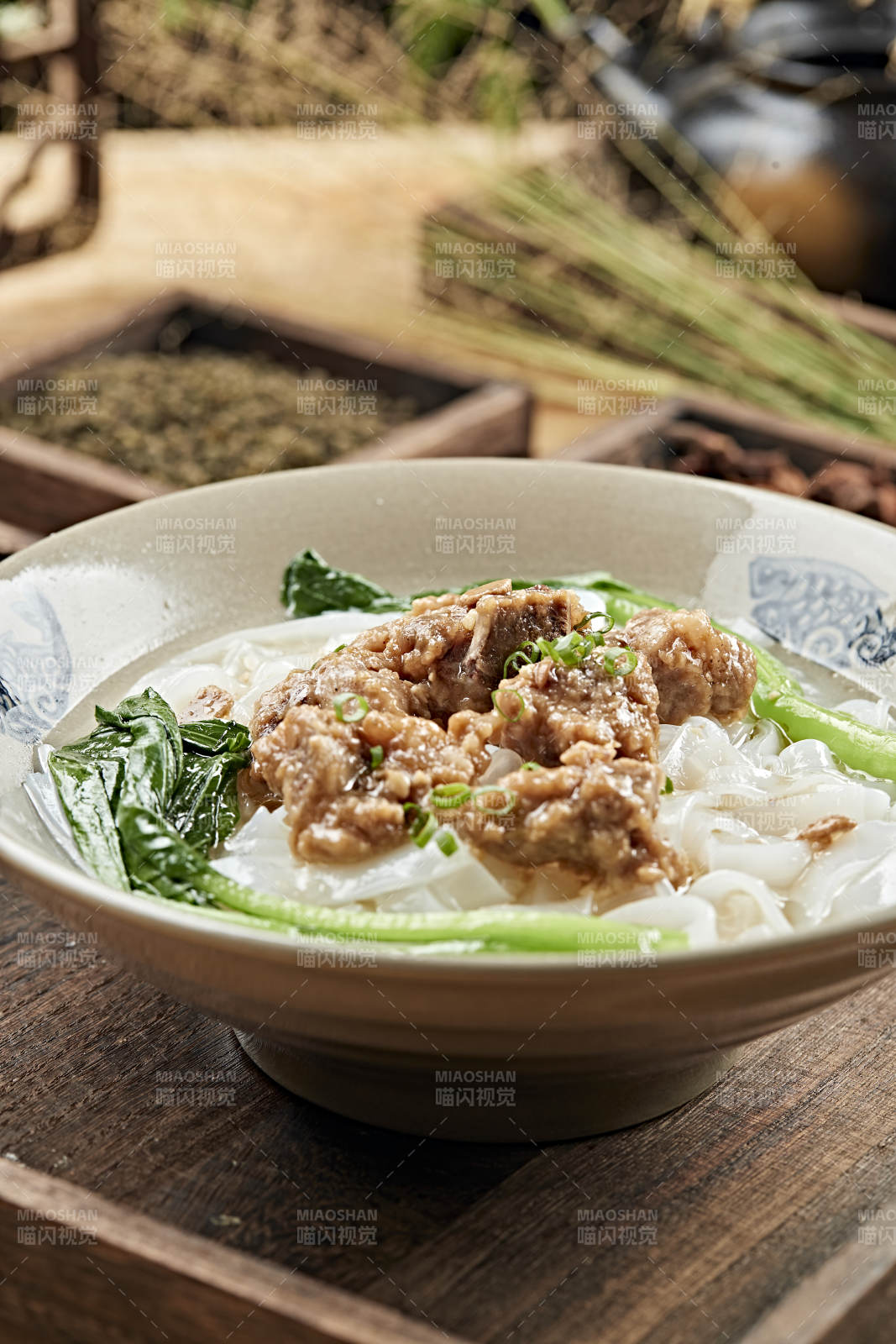 港式茶餐排骨煮河粉