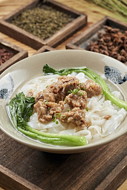 港式茶餐排骨煮河粉