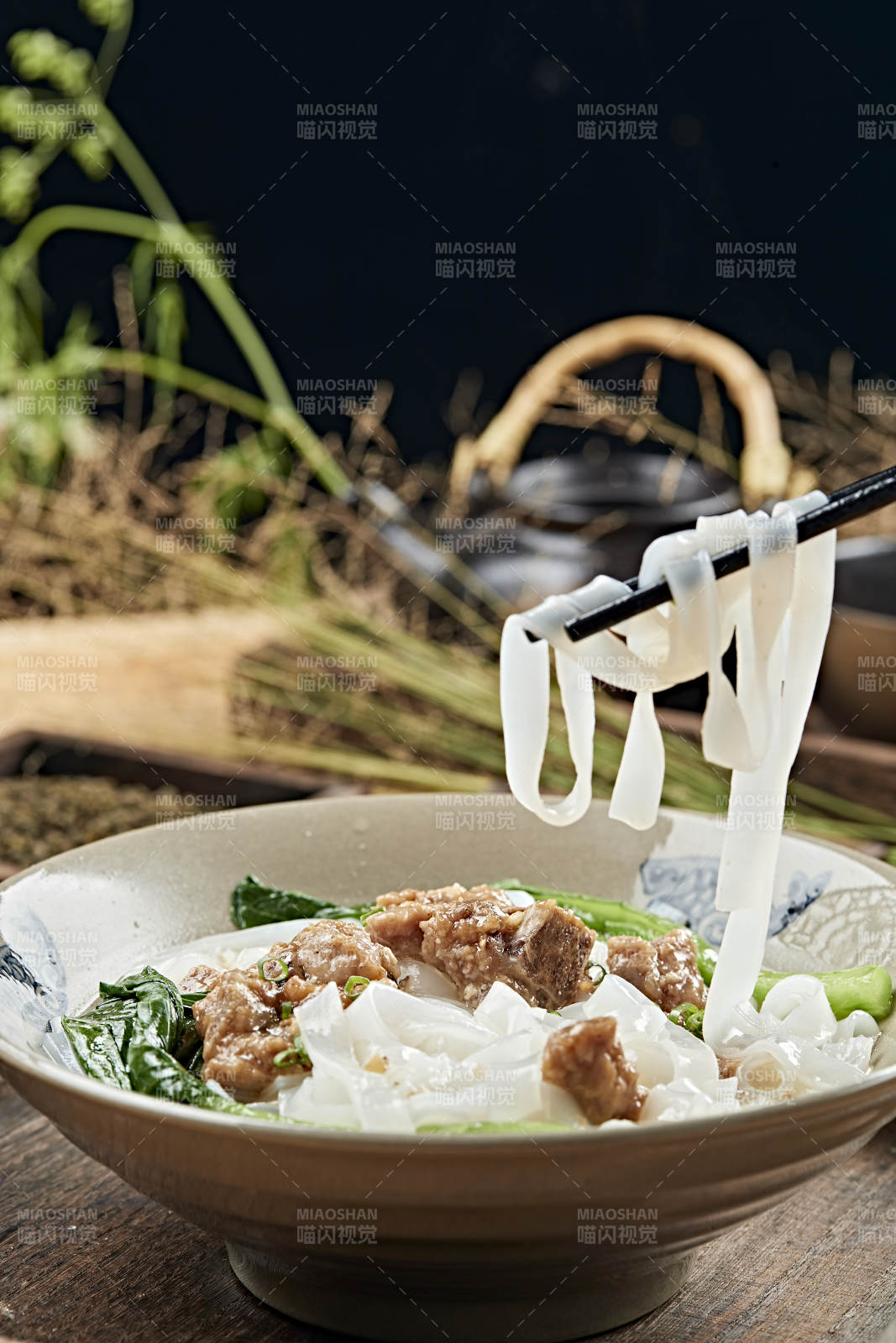 港式茶餐排骨煮河粉