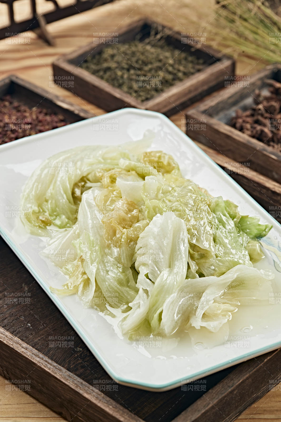 港式茶餐鲜鸡汤煮手撕生菜