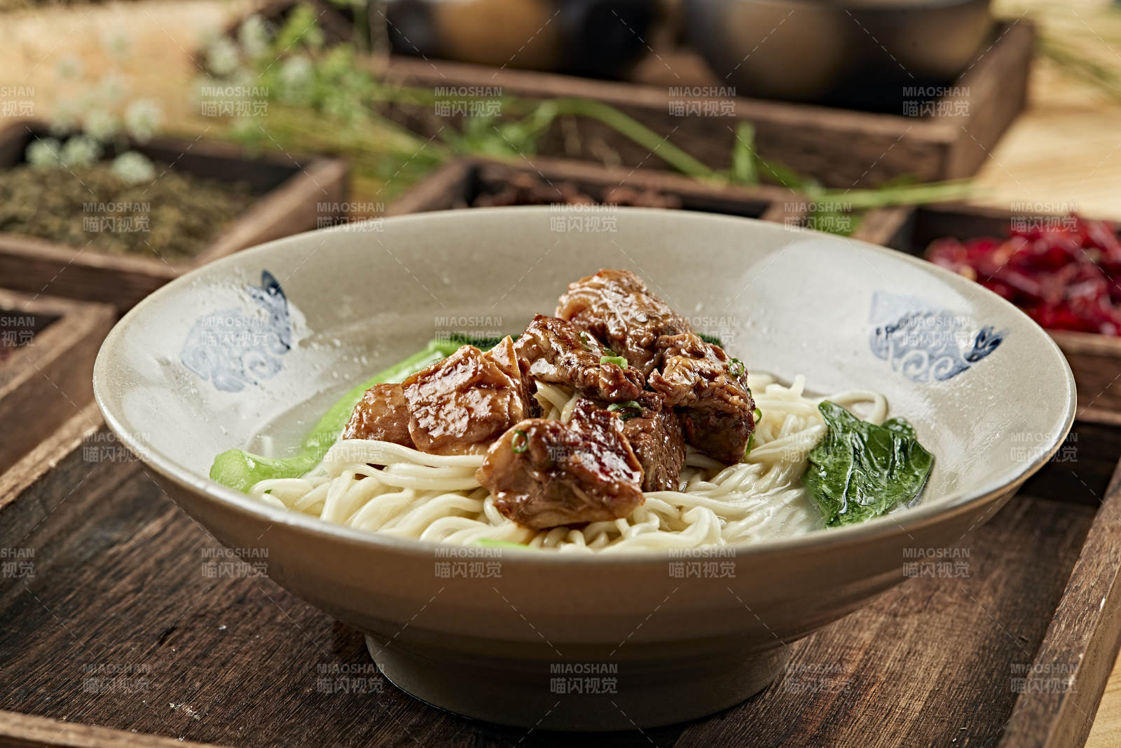 港式茶餐红烧牛腩面