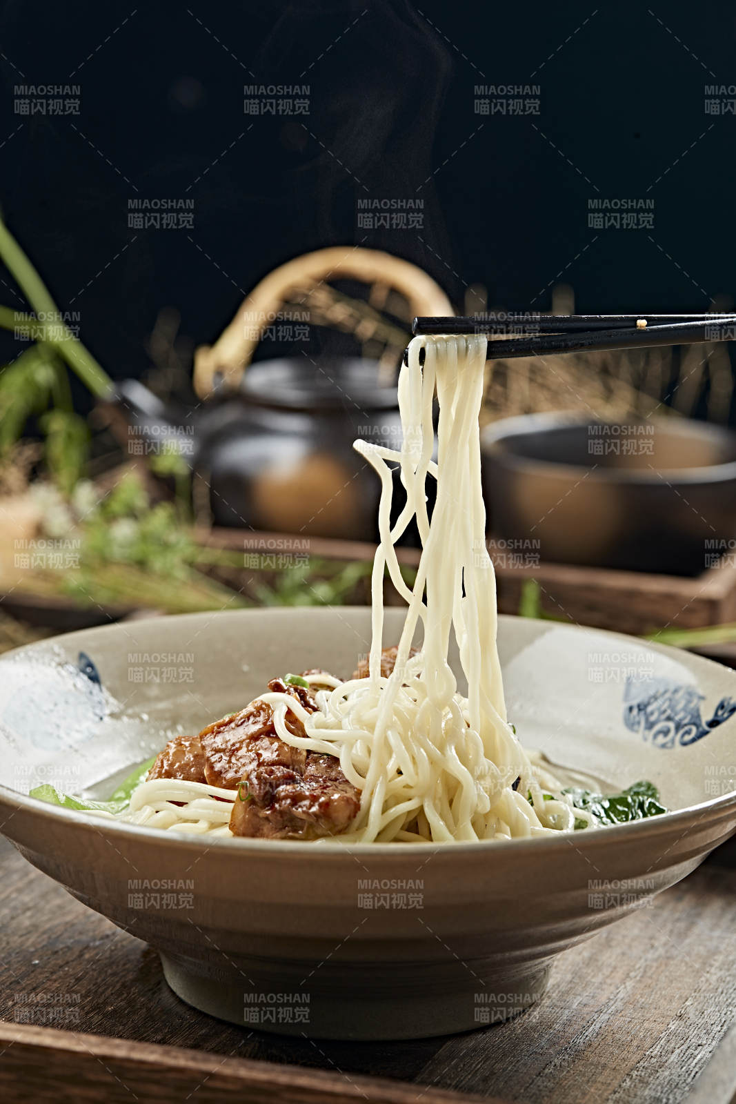 港式茶餐红烧牛腩面