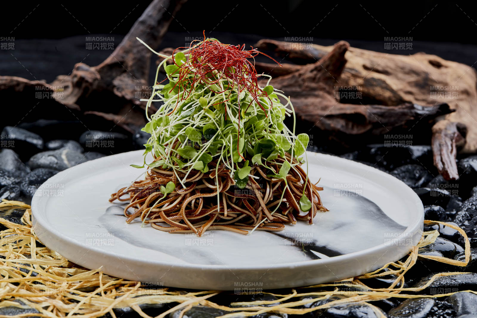 香椿苗凉拌烟熏豆腐丝