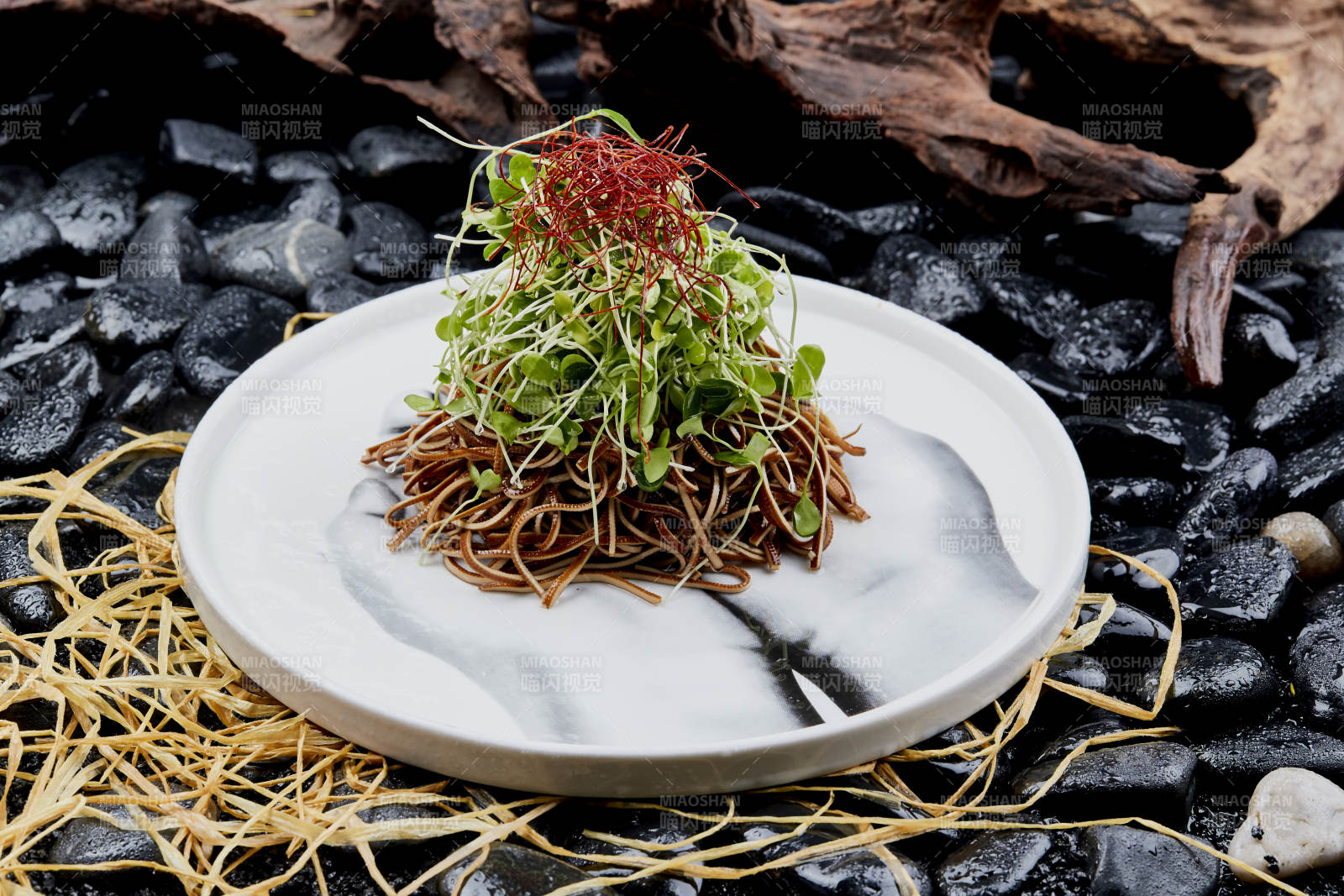 香椿苗凉拌烟熏豆腐丝