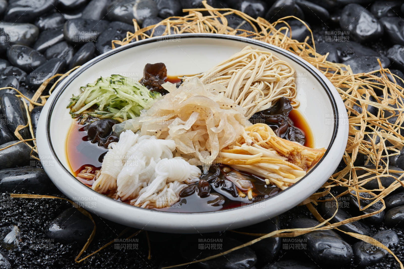 黃瓜絲豆腐皮魔芋絲金針菇木耳撈汁拌海蜇皮