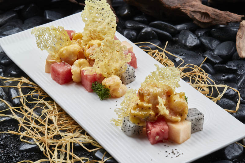 果味软炸大虾球配鲜果粒