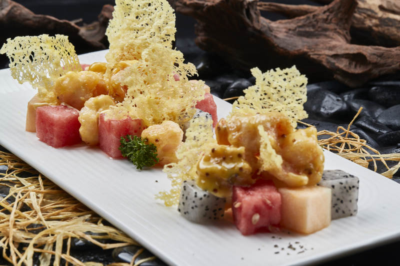 果味软炸大虾球配鲜果粒