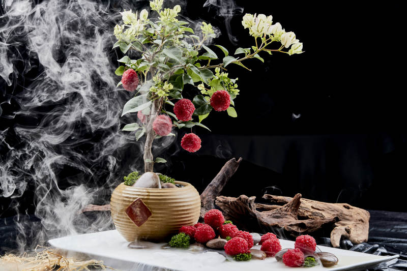 杨梅树下杨梅果炸虾球