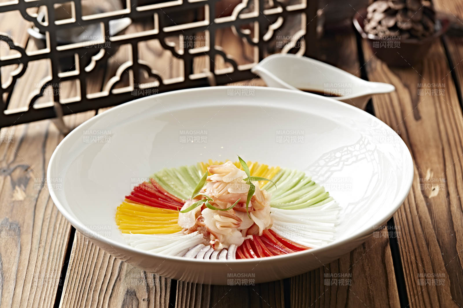 七彩蔬菜絲配蘸汁螺片北極貝尖