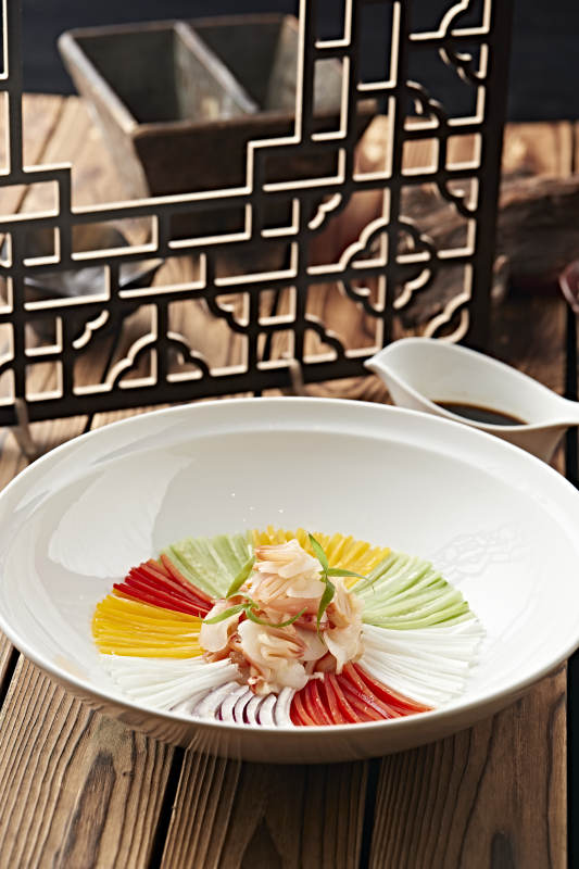 七彩蔬菜丝配蘸汁螺片北极贝尖