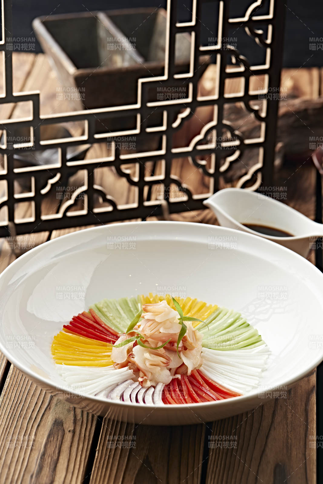 七彩蔬菜丝配蘸汁螺片北极贝尖