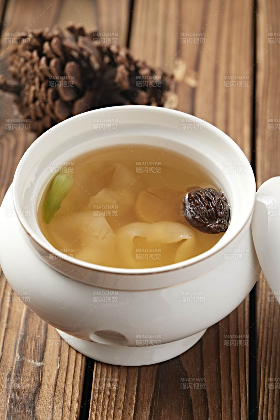 羊肚菌花胶鱼肚瑶柱干贝汤