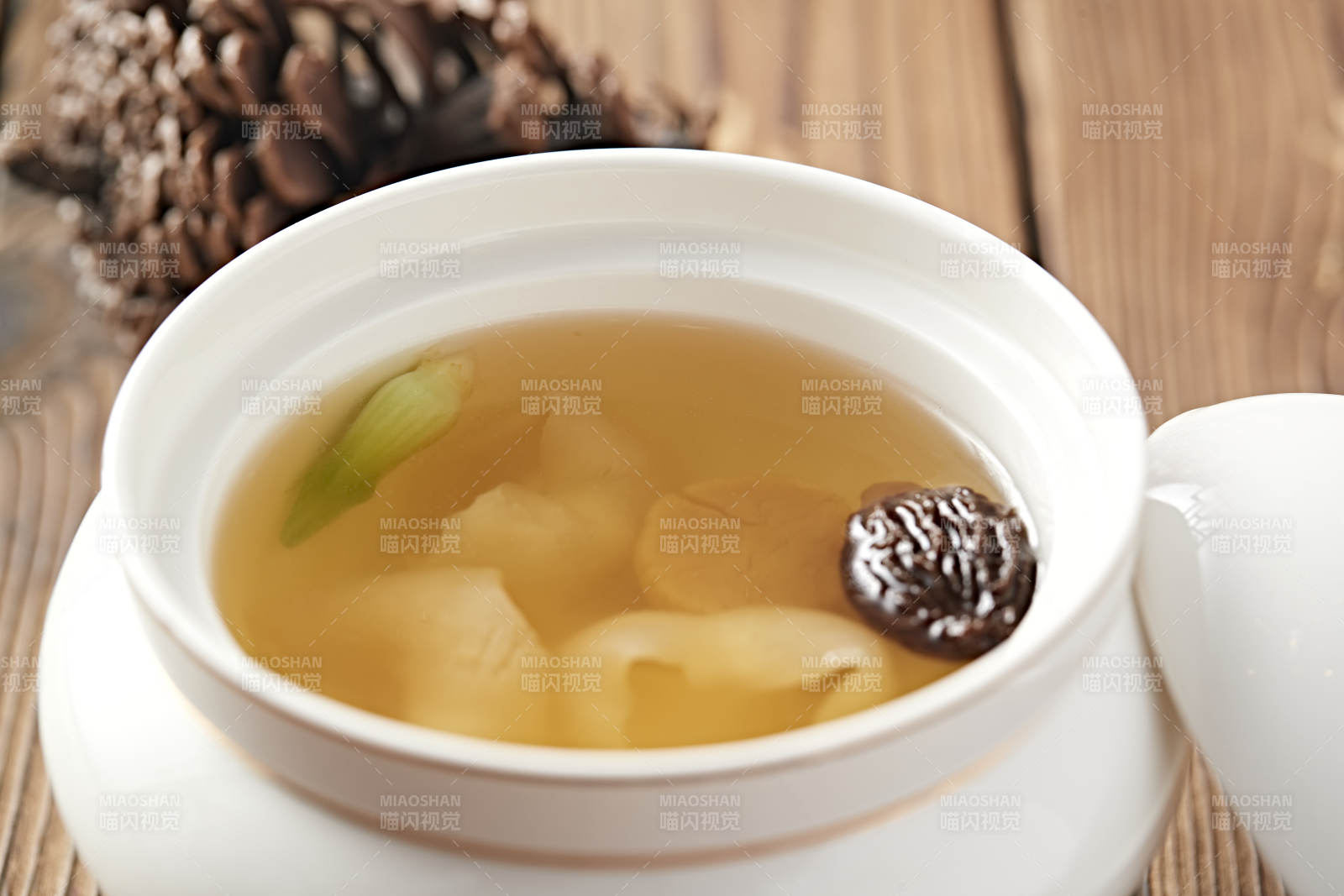 羊肚菌花胶鱼肚瑶柱干贝汤