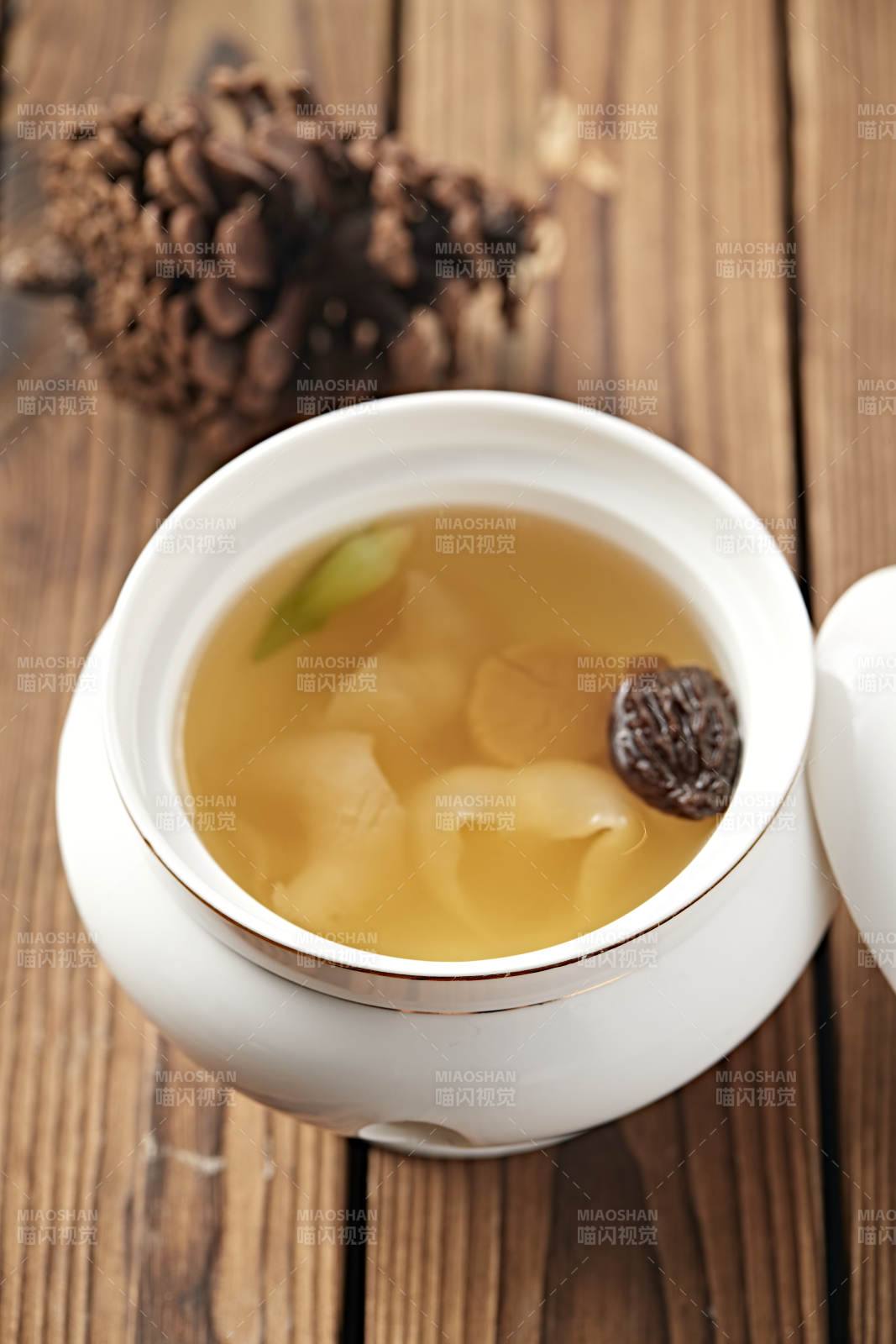 羊肚菌花胶鱼肚瑶柱干贝汤