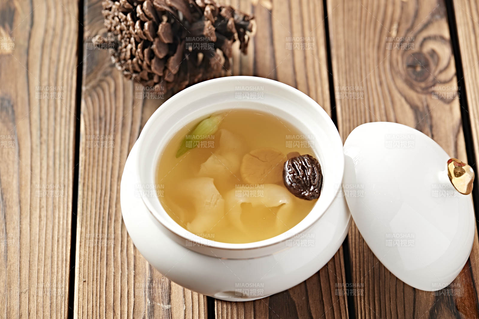 羊肚菌花胶鱼肚瑶柱干贝汤