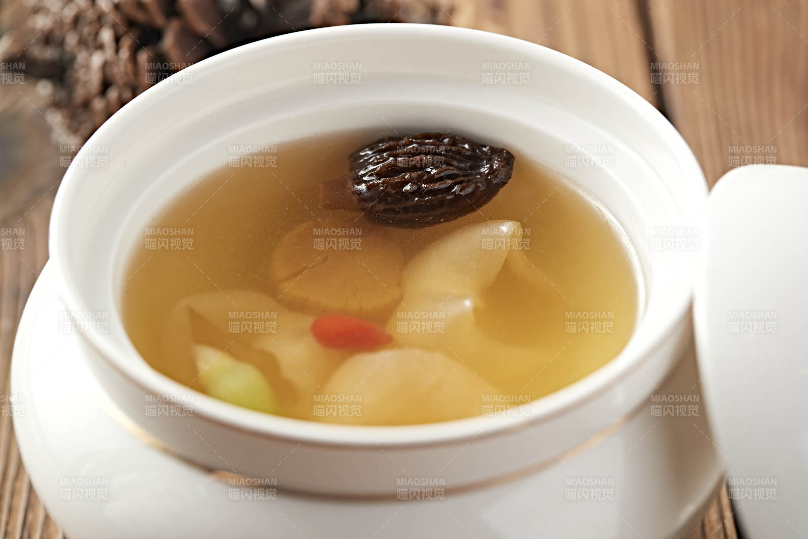 羊肚菌花胶鱼肚瑶柱干贝汤