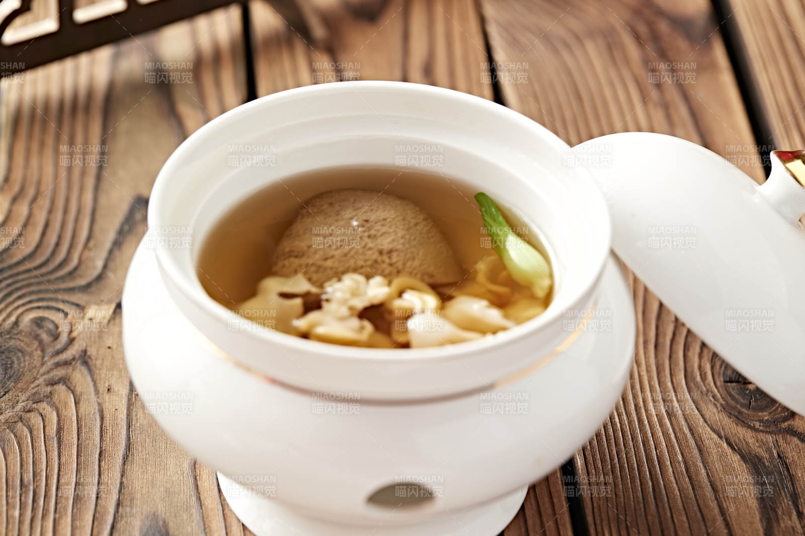 枸杞螺肉猴头菌菇滋补汤