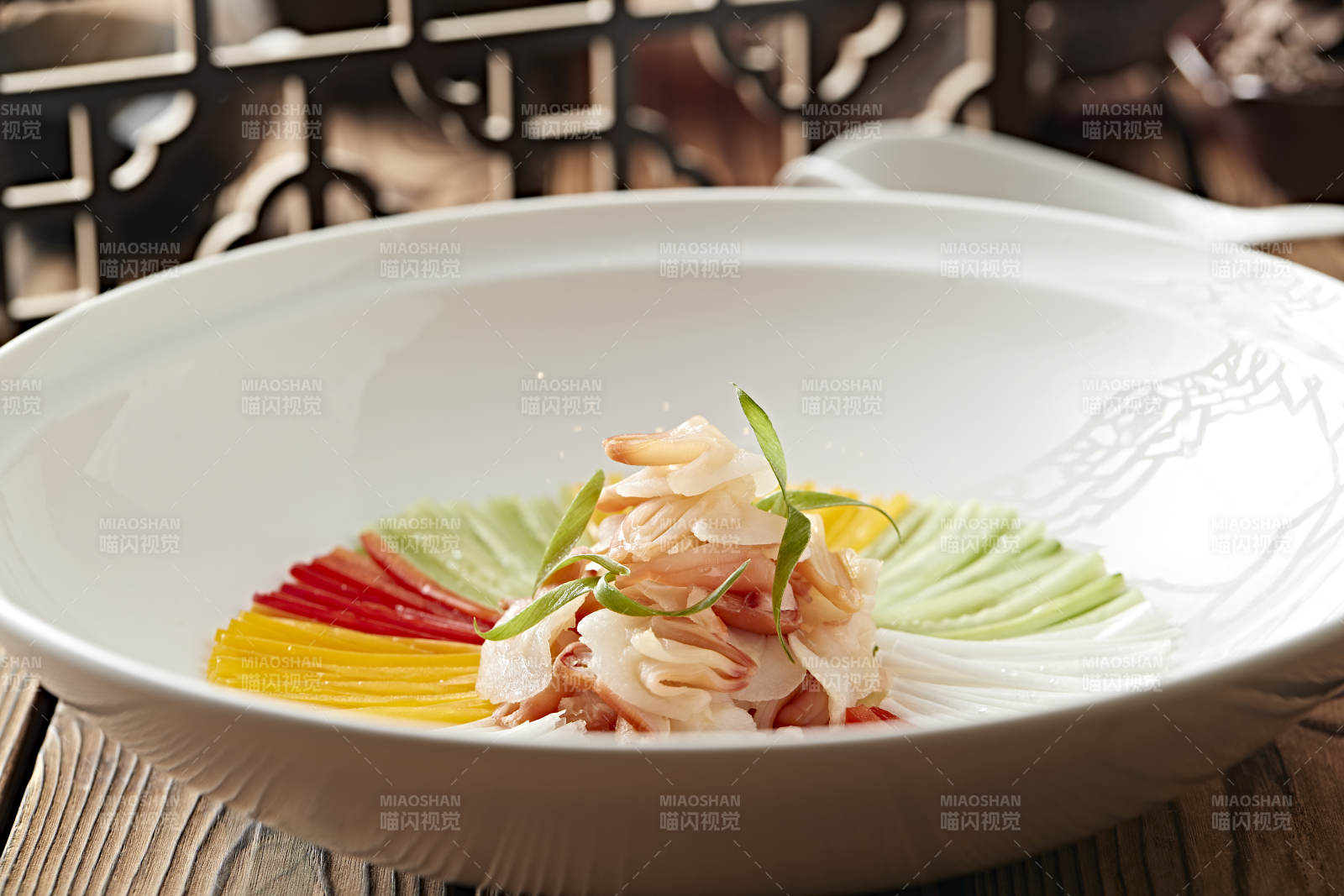 七彩蔬菜絲配蘸汁螺片北極貝尖