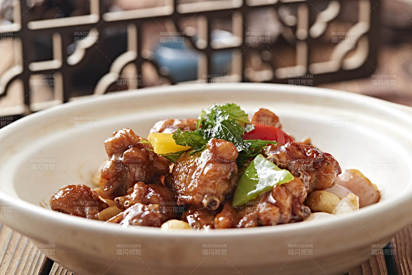 砂鍋彩椒蒜香雞腿堡