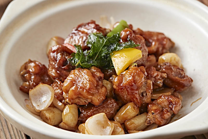 砂锅彩椒蒜香鸡腿堡