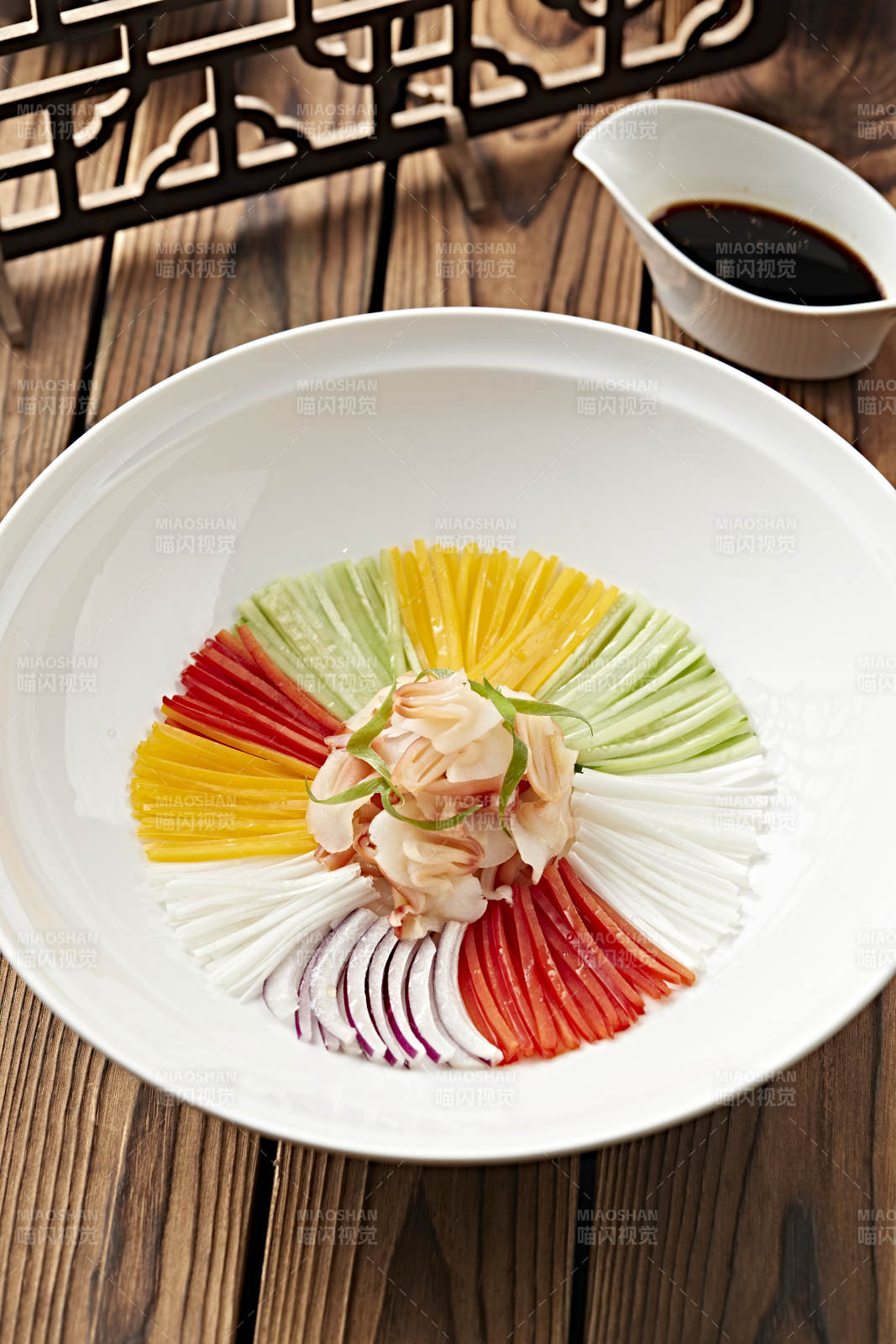 七彩蔬菜絲配蘸汁螺片北極貝尖