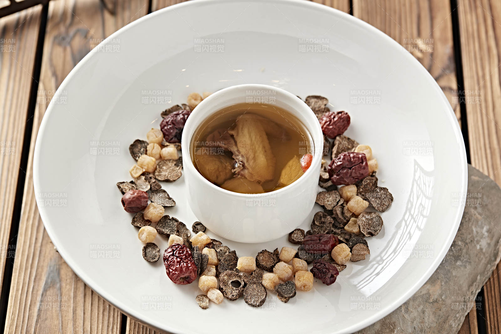 天麻枸杞红枣当归炖老鸡汤