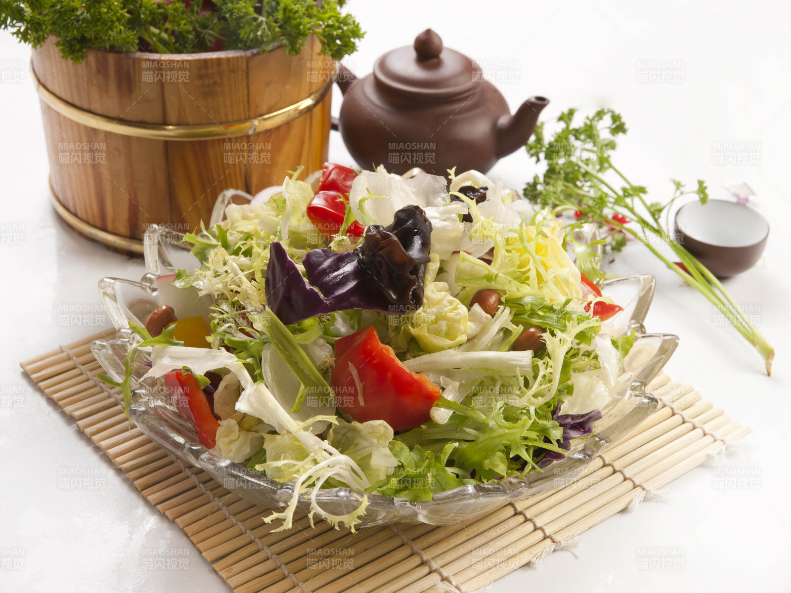 壽司簾上的圓瓷盤裝的農(nóng)家拌菜