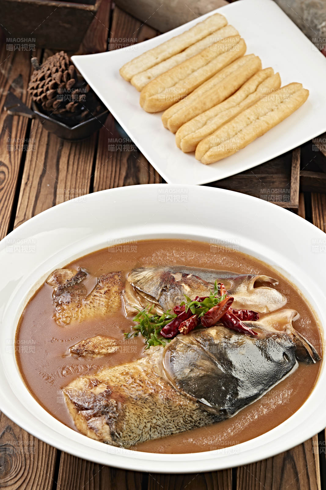 酱炖野生胖鱼头配油条