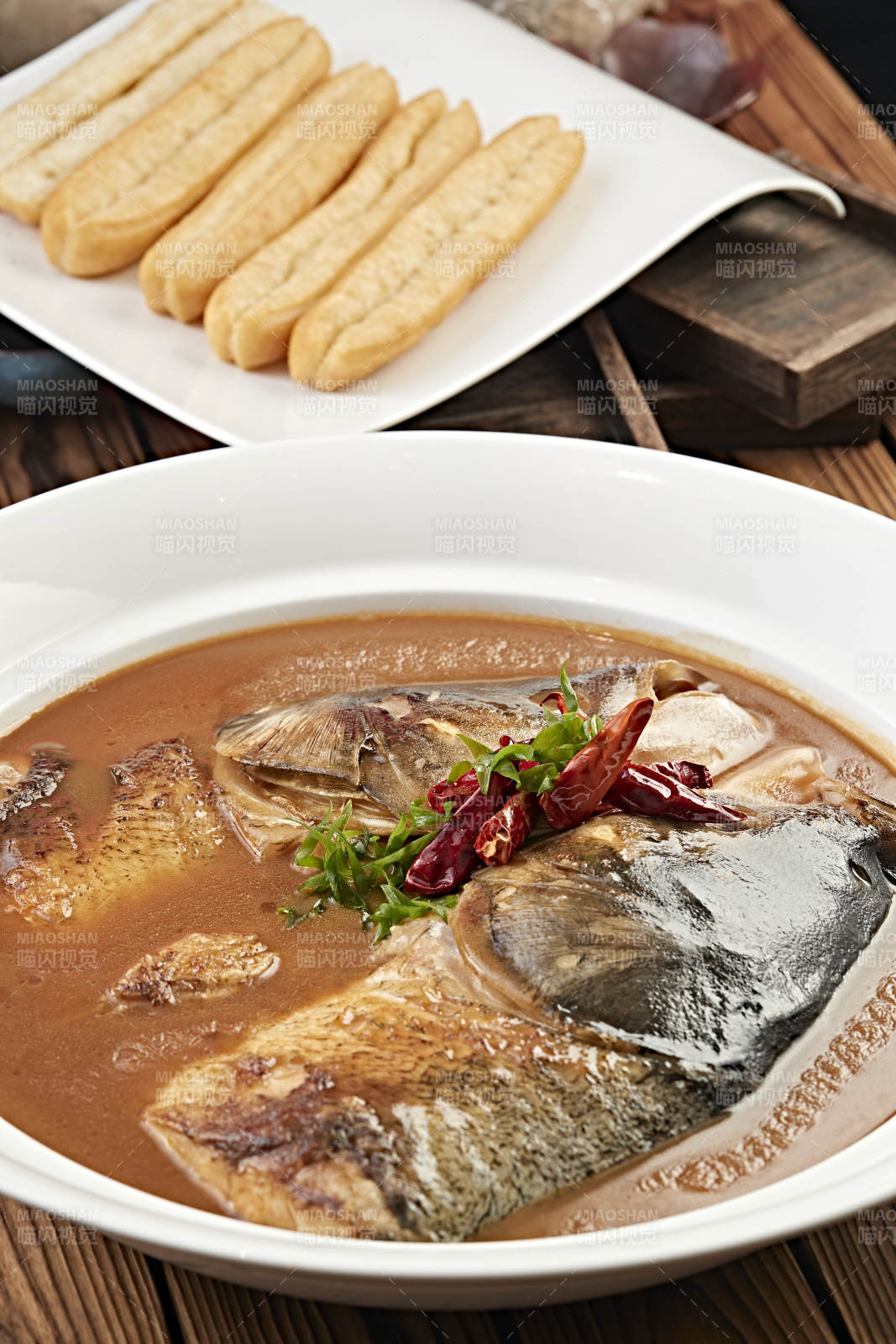 酱炖野生胖鱼头配油条