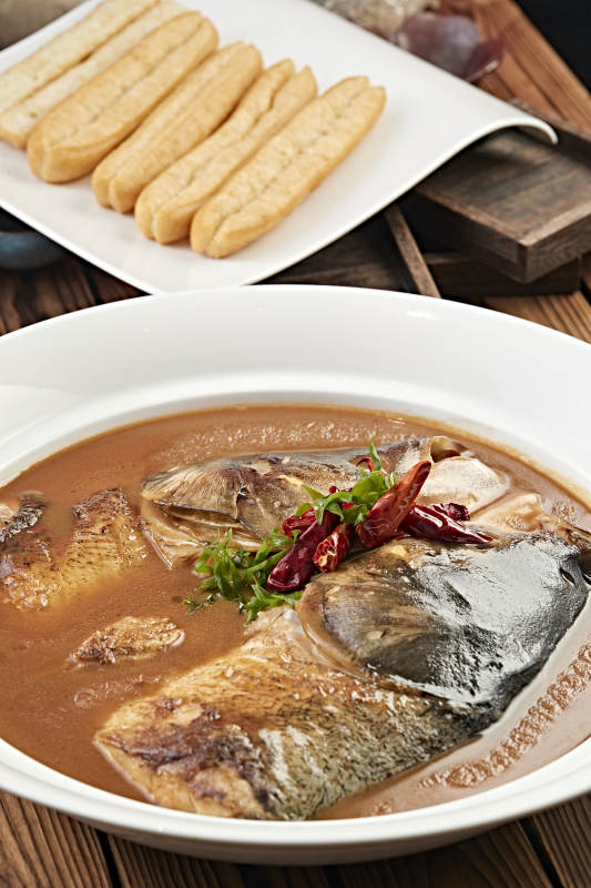 酱炖野生胖鱼头配油条