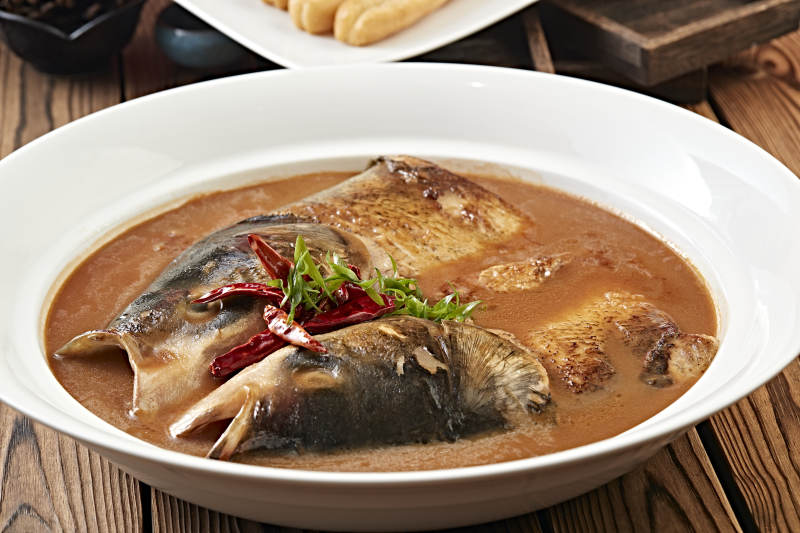 酱炖野生胖鱼头配油条