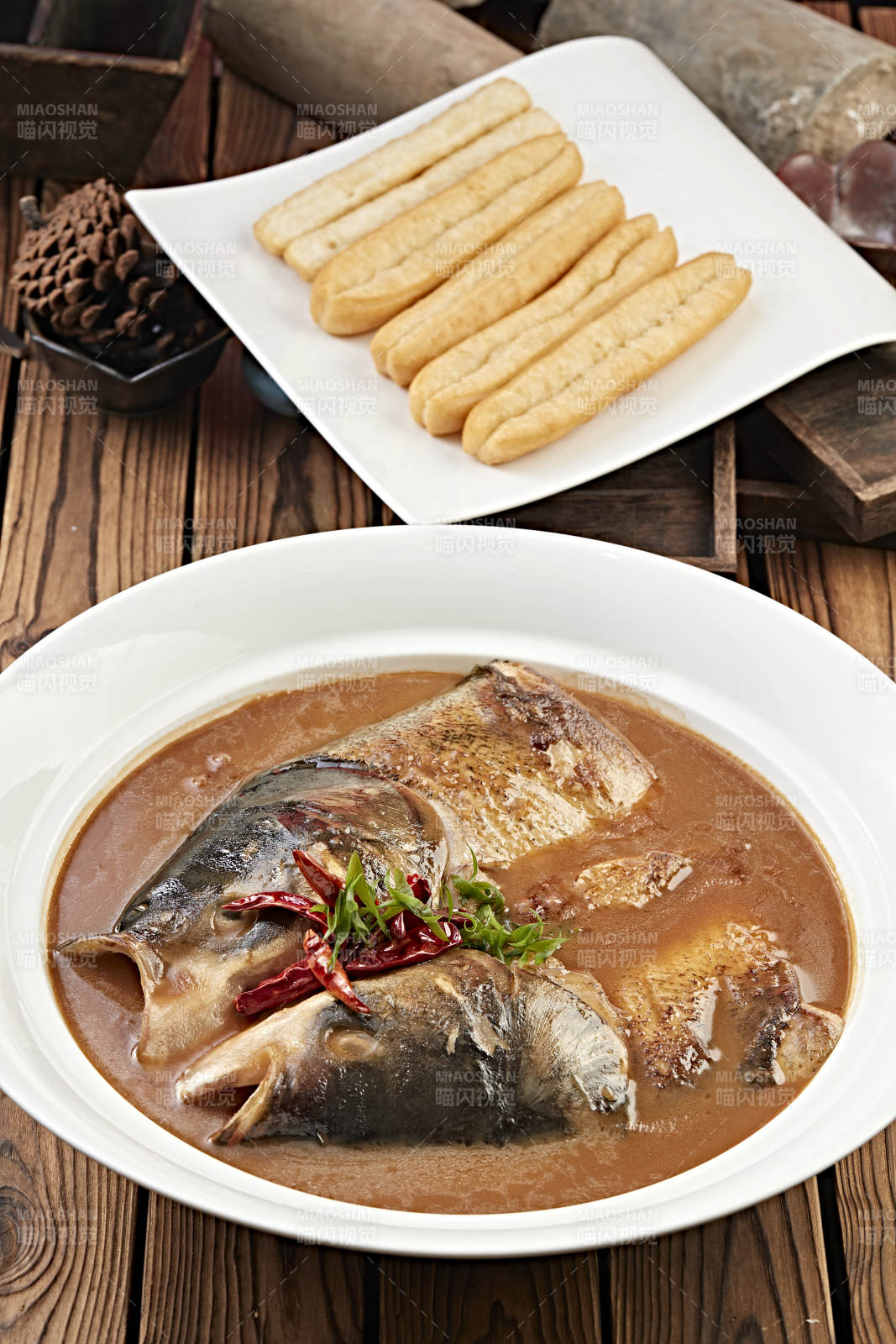 酱炖野生胖鱼头配油条