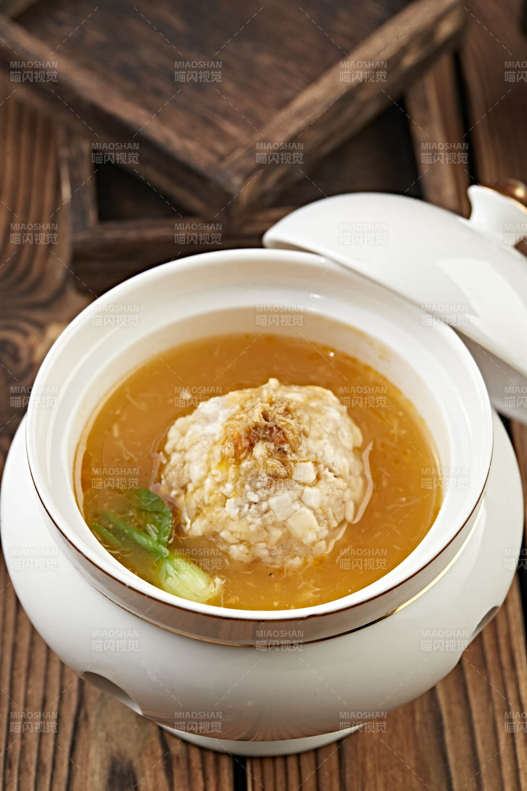 位菜浓鸡汤炖葵花大斩肉狮子头