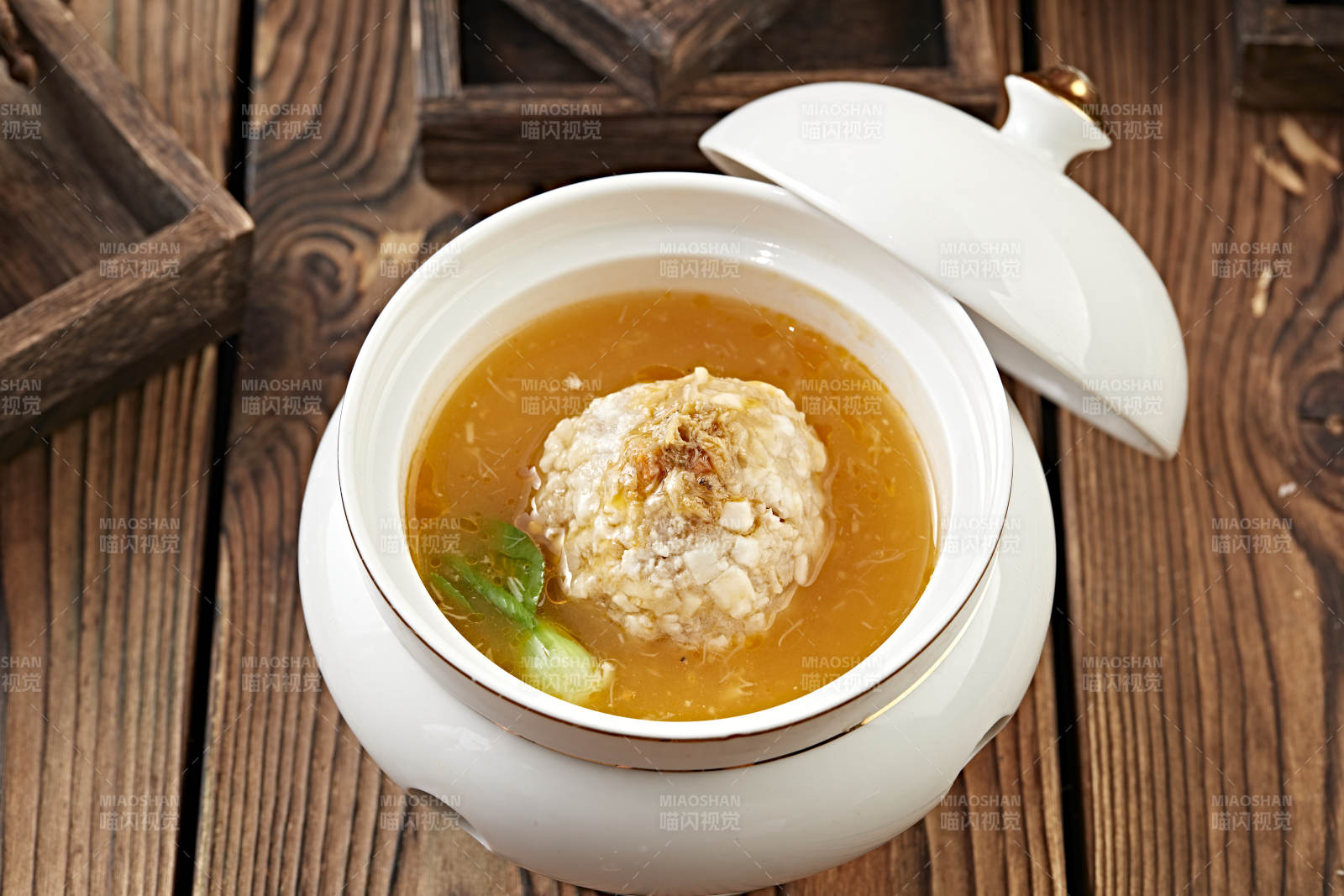 位菜浓鸡汤炖葵花大斩肉狮子头