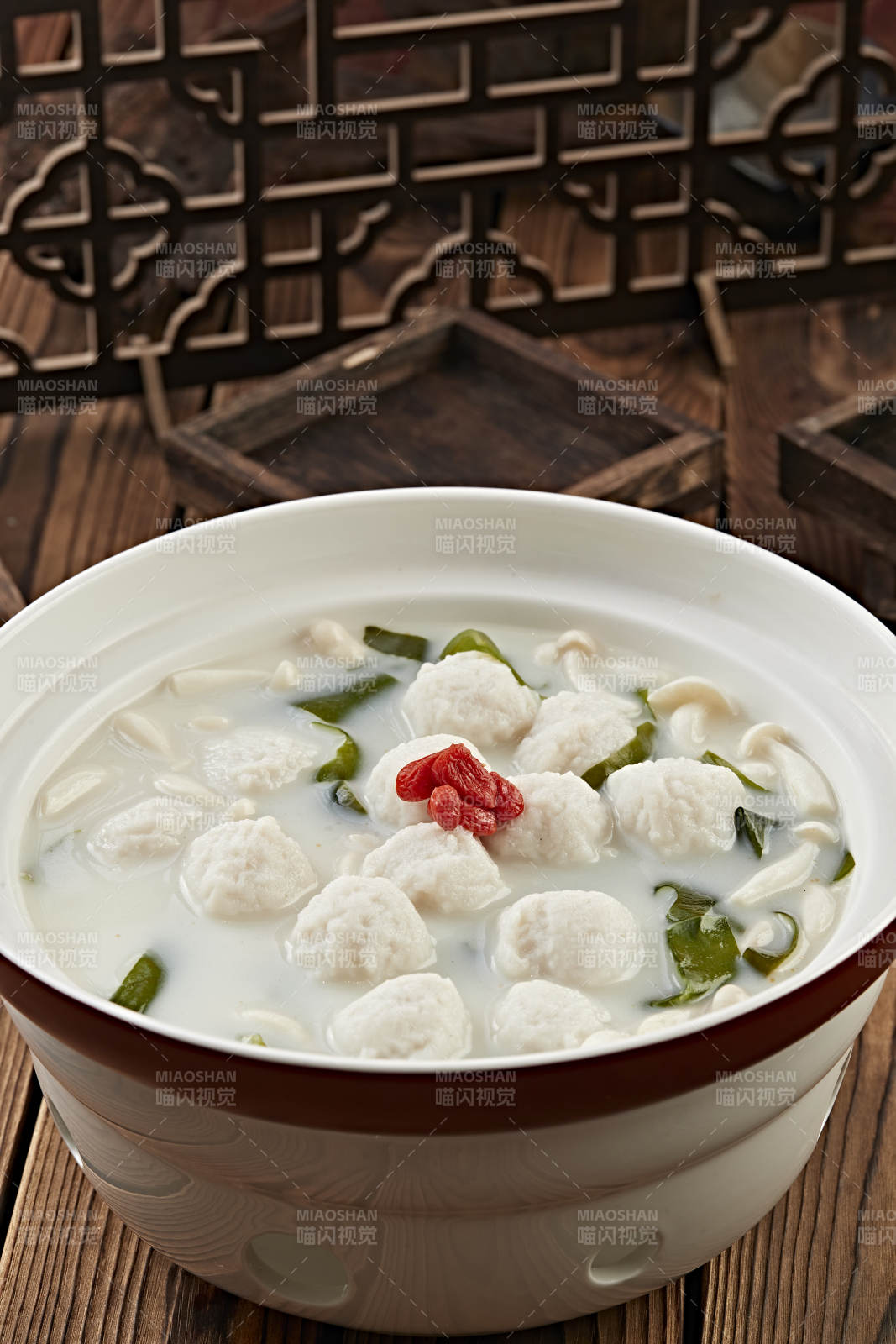 枸杞白玉菇海带炖奶汤鱼丸