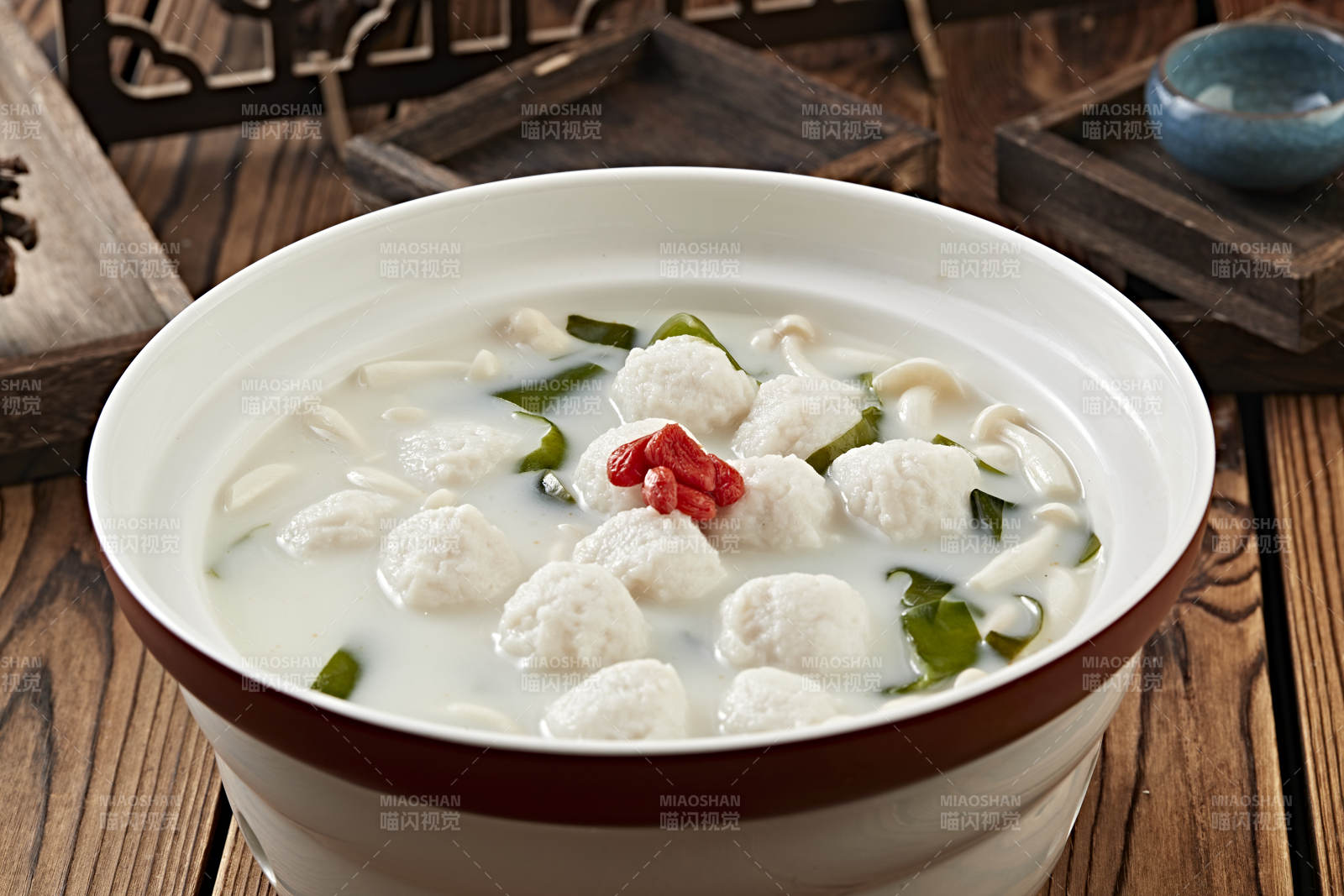 枸杞白玉菇海带炖奶汤鱼丸