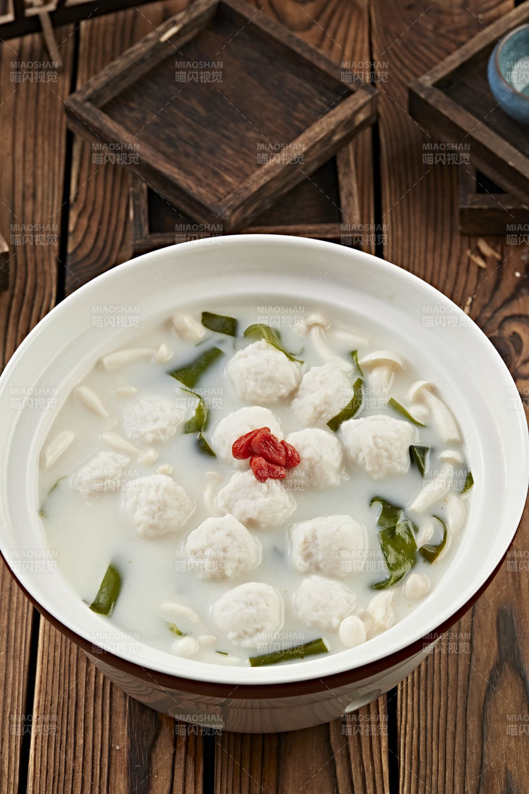 枸杞白玉菇海带炖奶汤鱼丸