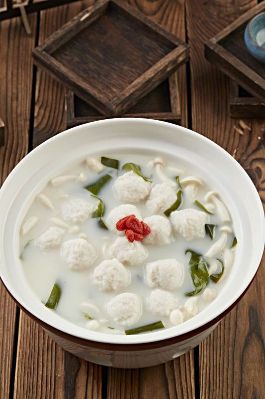 枸杞白玉菇海带炖奶汤鱼丸