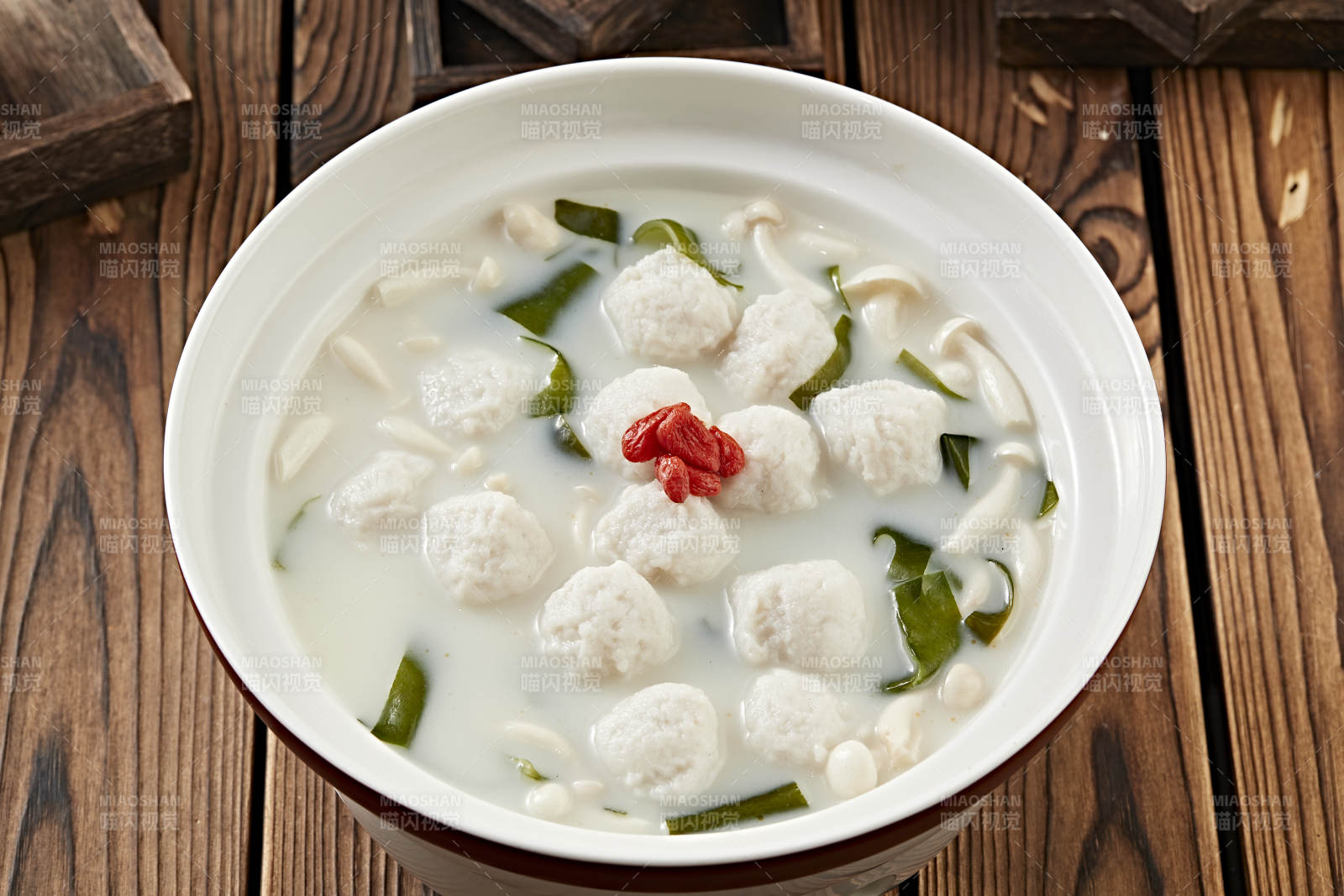 枸杞白玉菇海带炖奶汤鱼丸