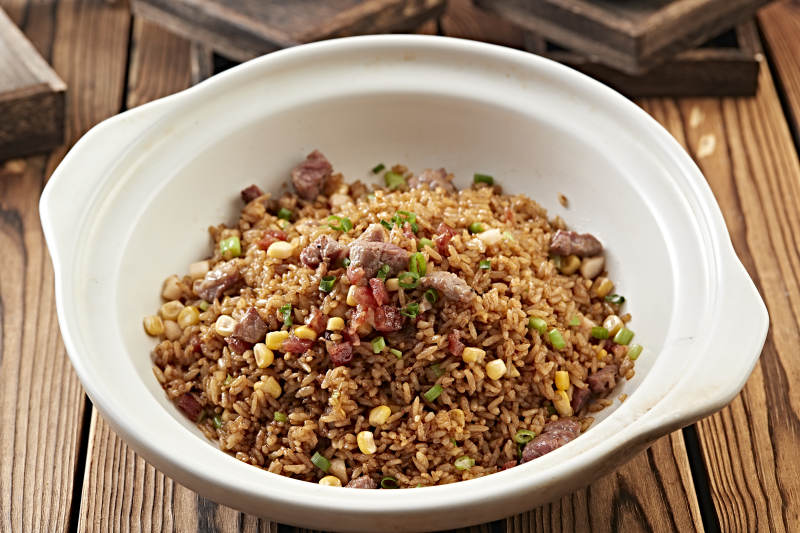 广味腊肠雪花牛粒酱油煲仔饭