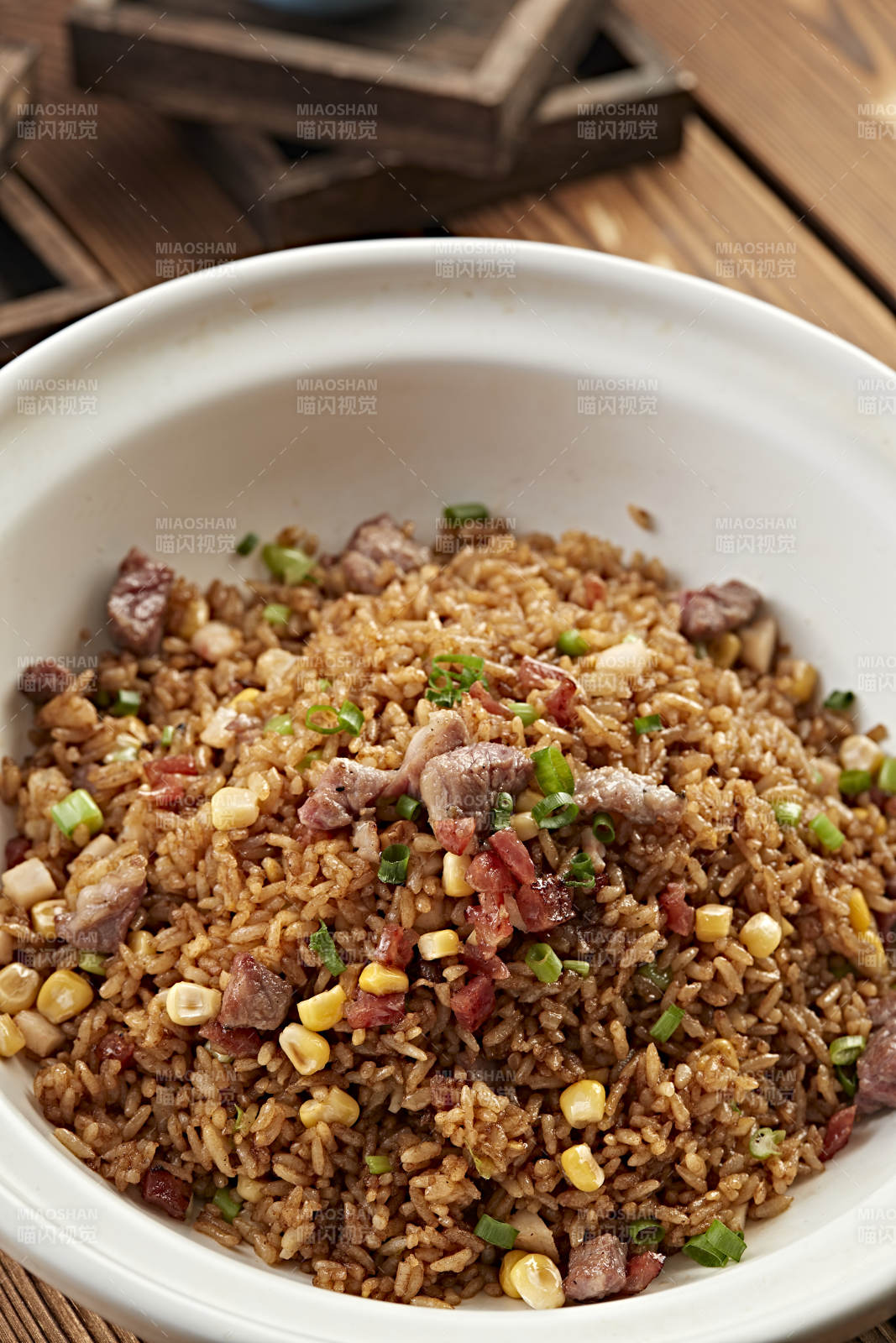 广味腊肠雪花牛粒酱油煲仔饭