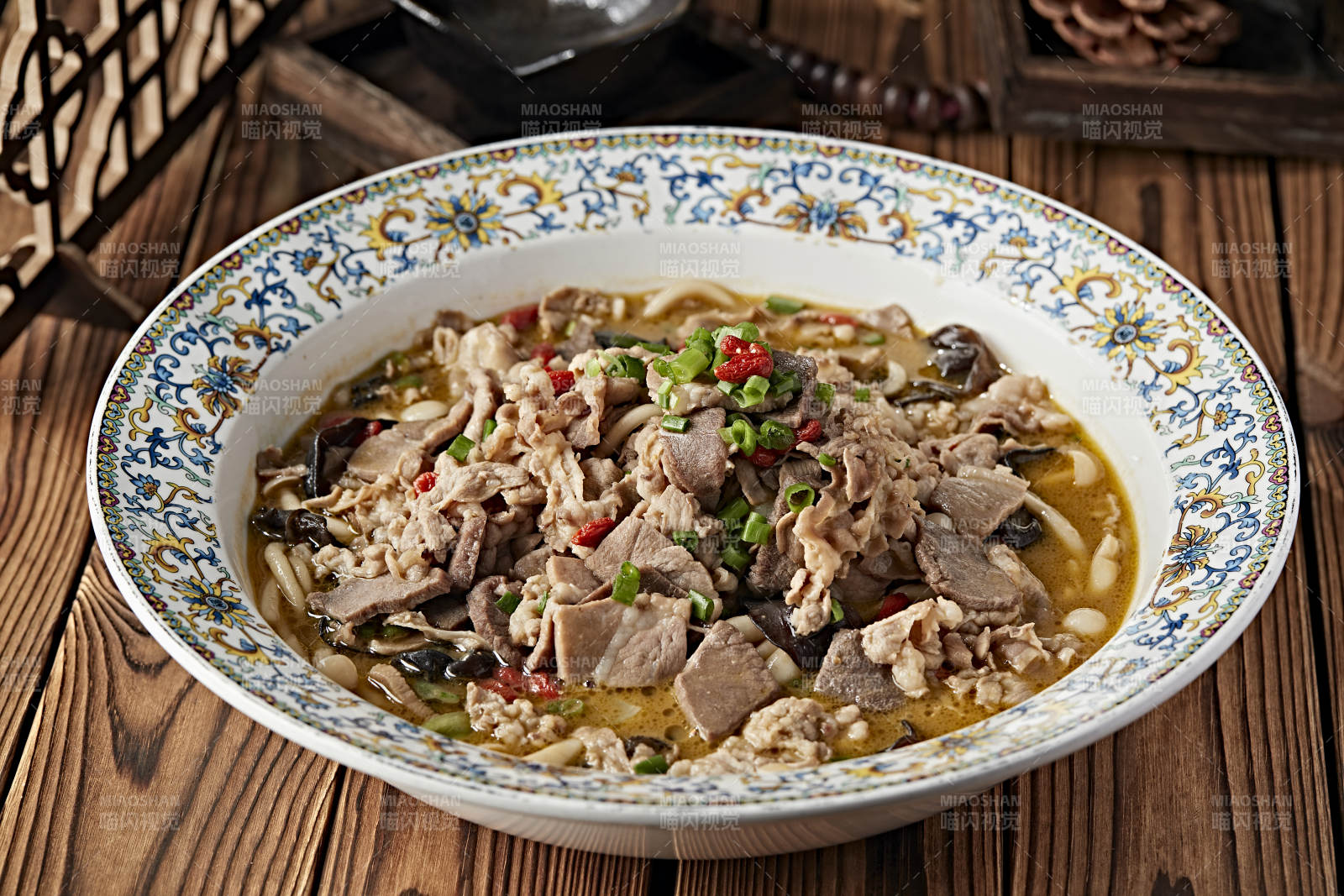 酸湯木耳白玉菇汆羊肉