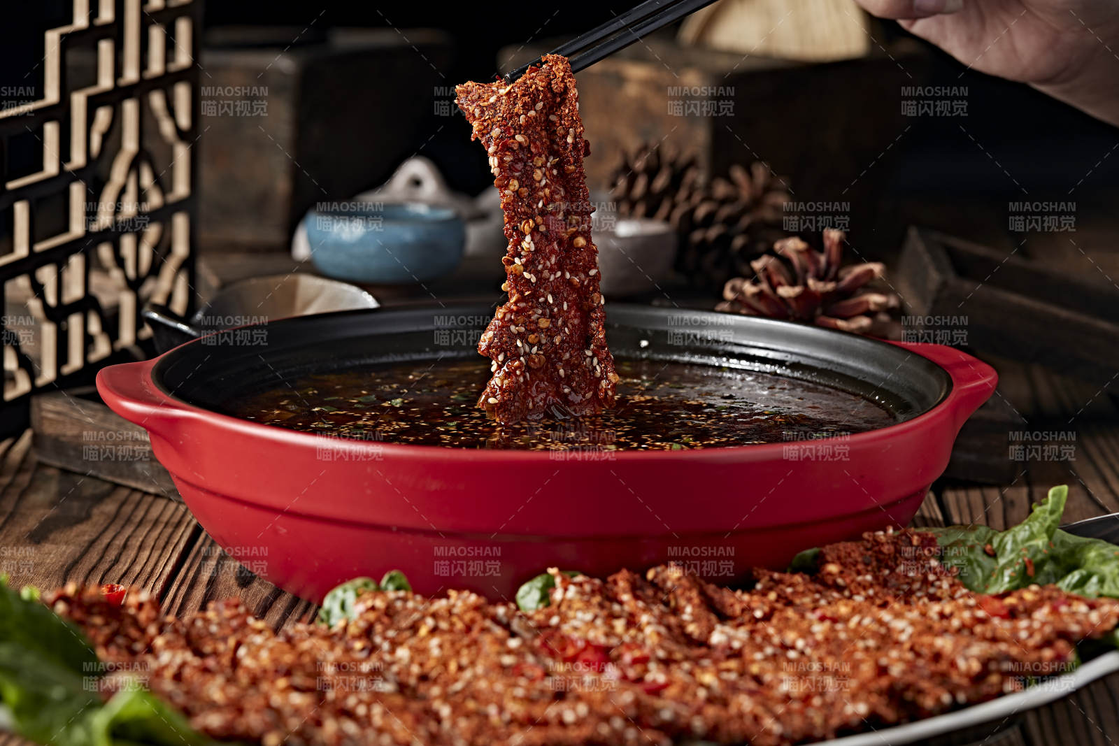 香辣老坛酸菜锅底涮重庆麻辣牛肉片