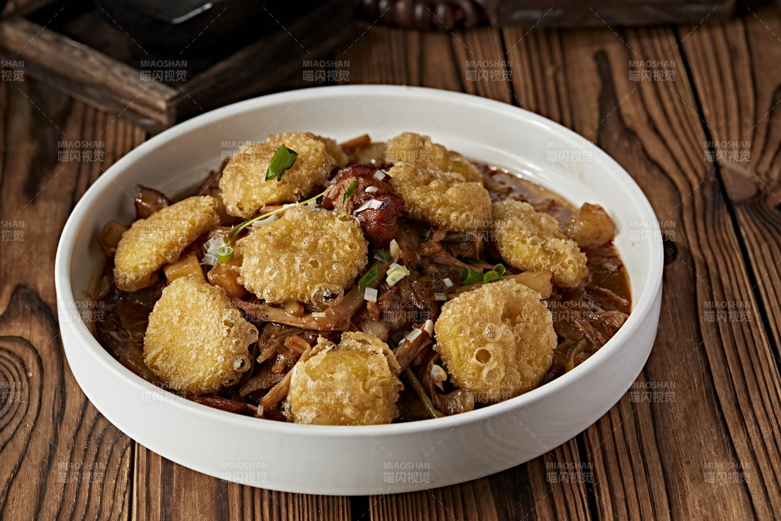 干白菜豆角丝黄花菜炖土豆五花肉配炸糕