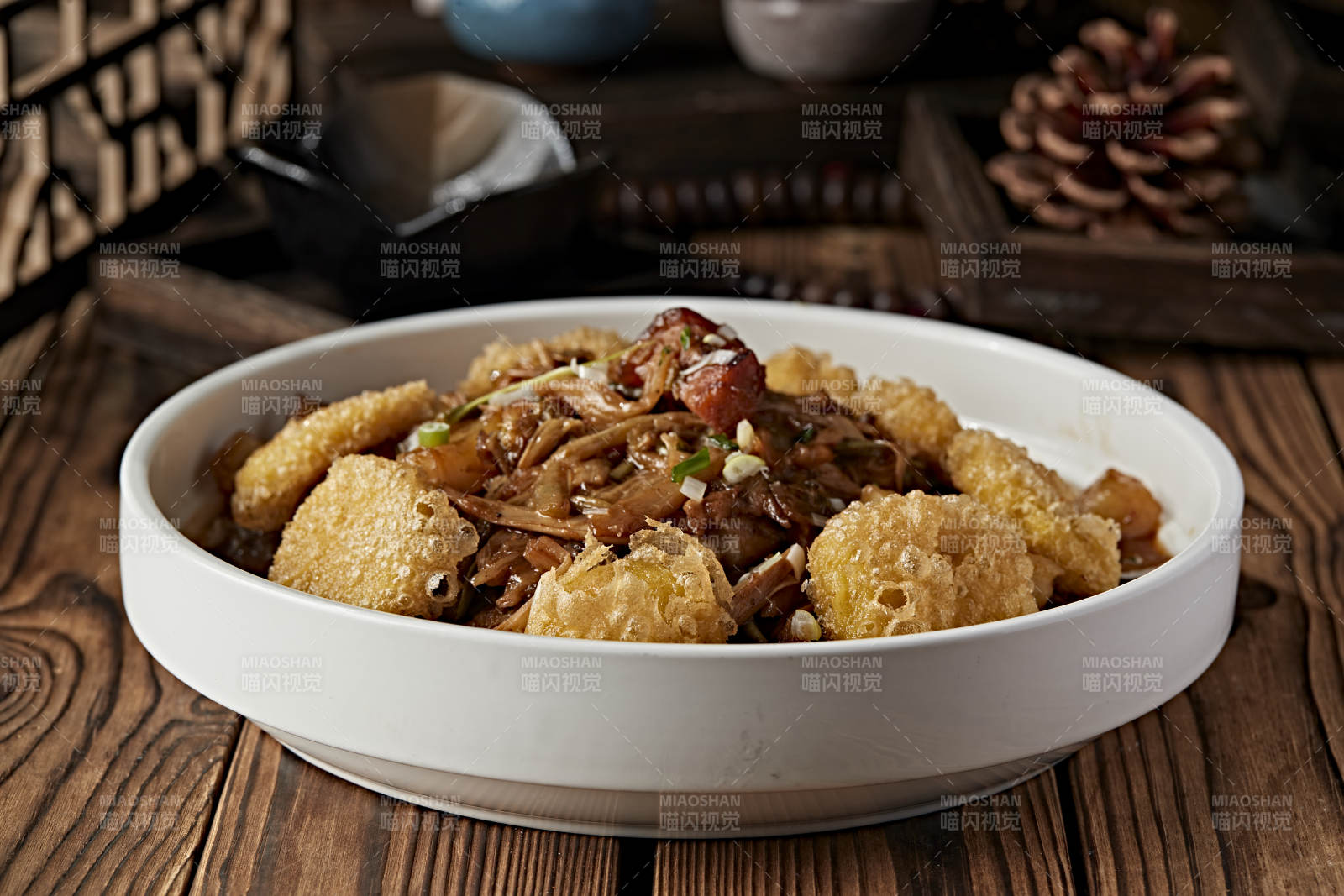 干白菜豆角丝黄花菜炖土豆五花肉配炸糕