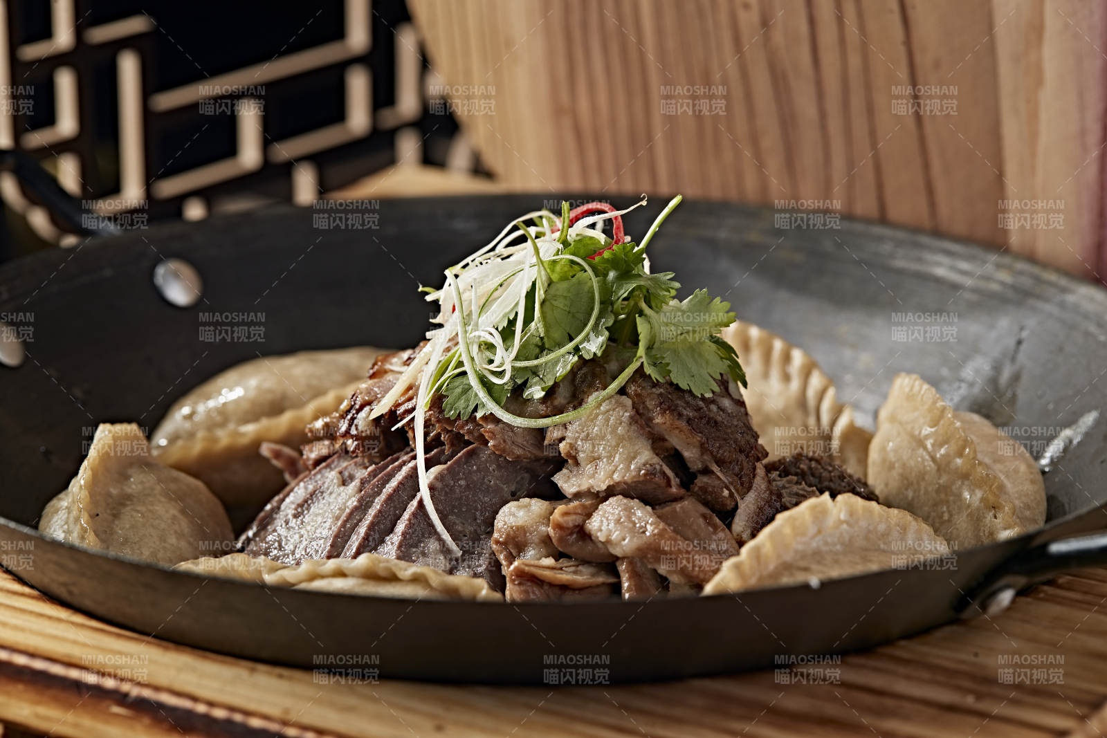 农家灶台铁锅炖猪杂配莜面蒸饺