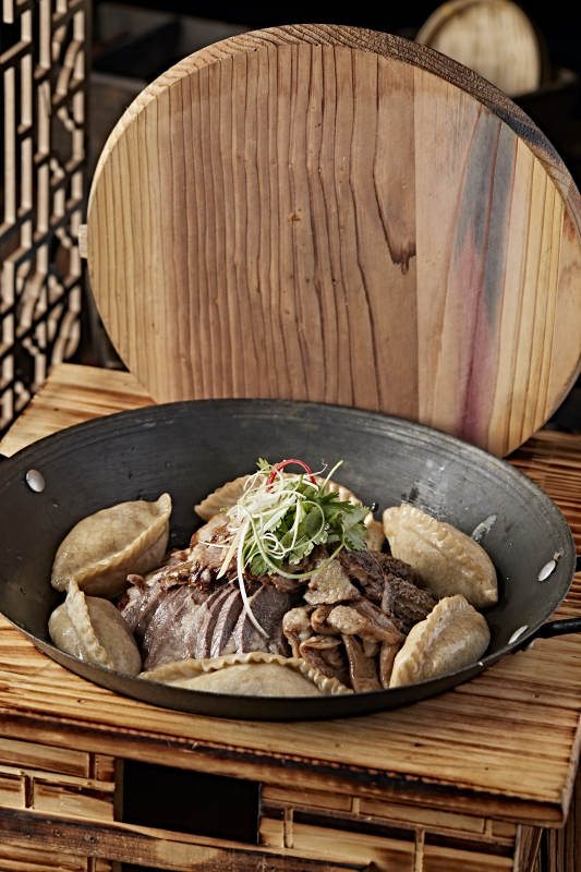 农家灶台铁锅炖猪杂配莜面蒸饺