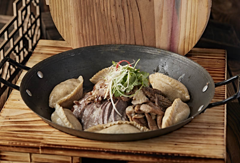 农家灶台铁锅炖猪杂配莜面蒸饺