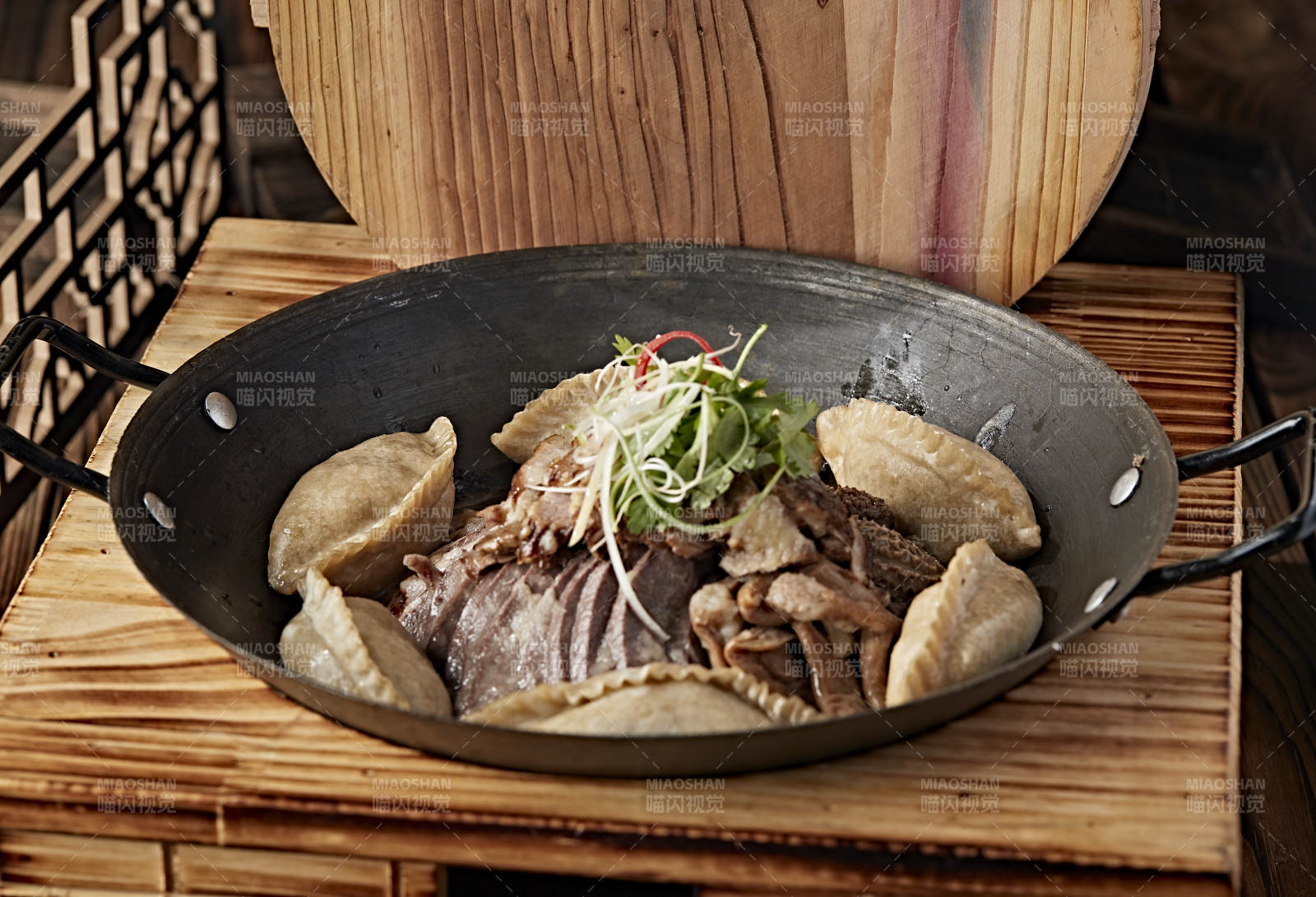 农家灶台铁锅炖猪杂配莜面蒸饺